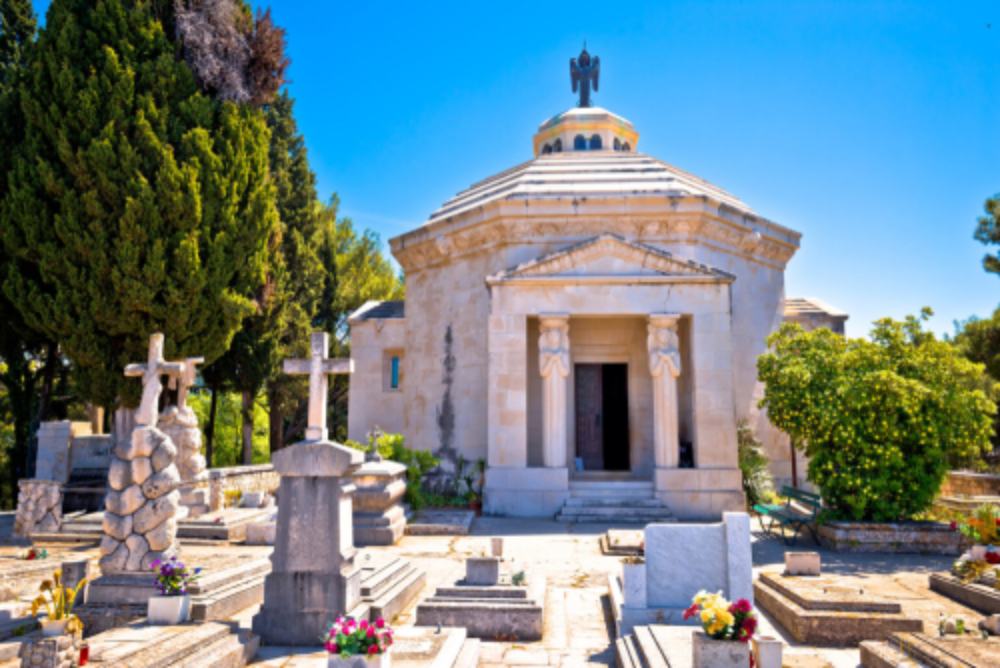 What Is a Mausoleum? The Pros and Cons